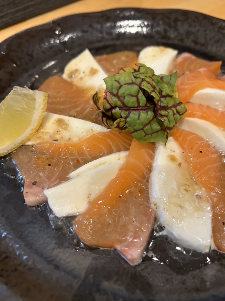 サーモンとモッツァレラチーズのカルパッチョ