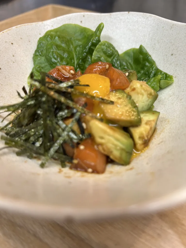 サーモンとアボカドのユッケ